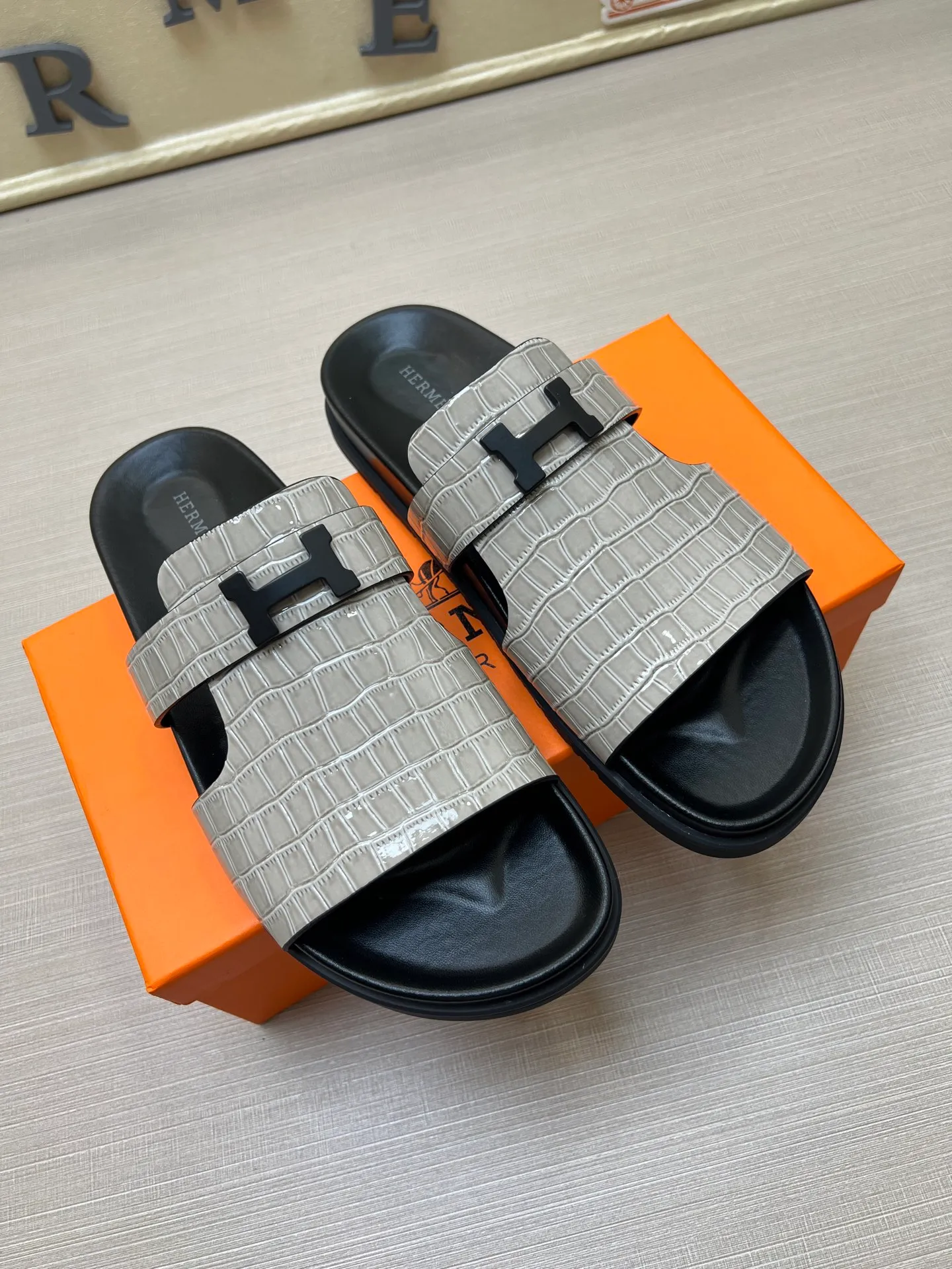 [H Family Hermès] P: 360💰 Size: 38-45 Hermes Men’s Kazimir Slippers - 2025 Summer New Hermès Same as the original version, with colored cowhide surface + rubber combined sole, handmade by master-level craftsmen! ❥High-end customization, exclusive products, the highest version in the industry.